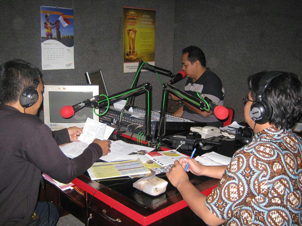 Rachmad K Dwi Susilo dan Muhammad Hayat saat On Air di beberapa radio di Madura البنية